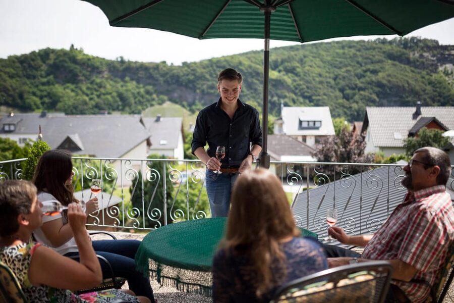 Winetasting with tour through the winery - The 80-minute tasting of five Mosel wines, built to teach